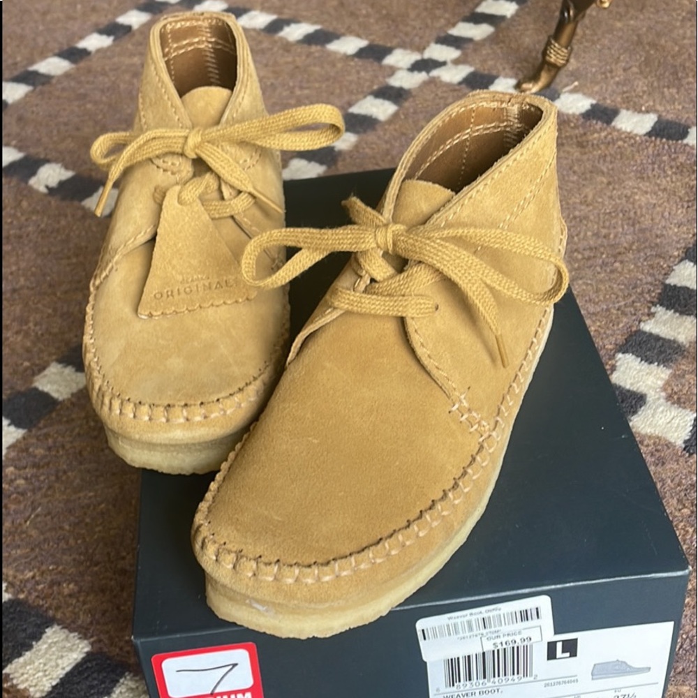 NEW WITH TAGS and BOX Clarks Chukka Boots